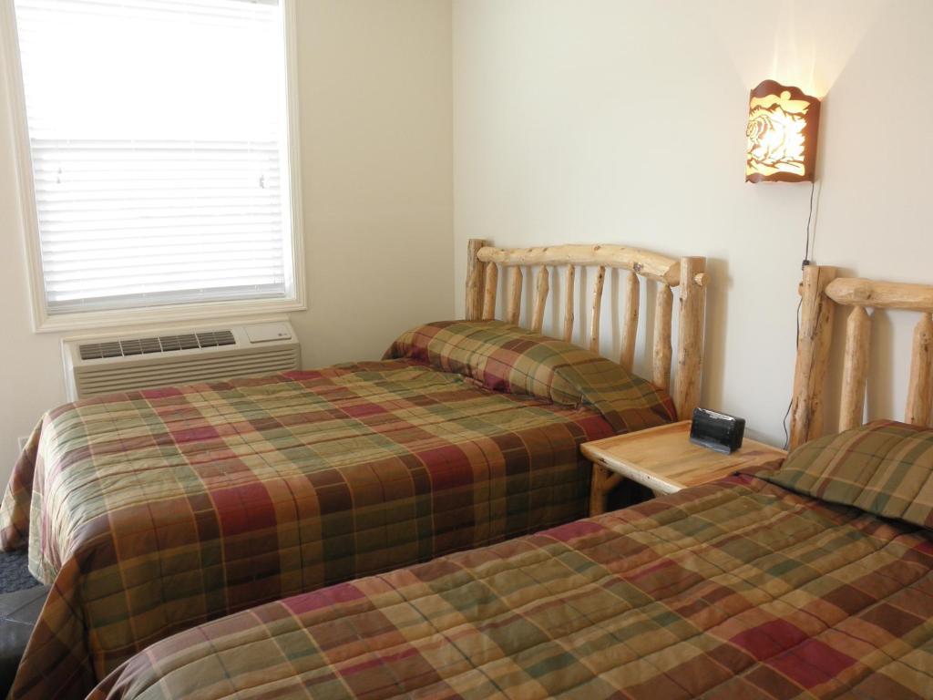 Bear'S Den Lodge Shaunavon Phòng bức ảnh