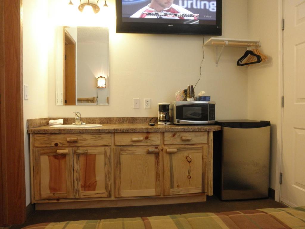 Bear'S Den Lodge Shaunavon Phòng bức ảnh